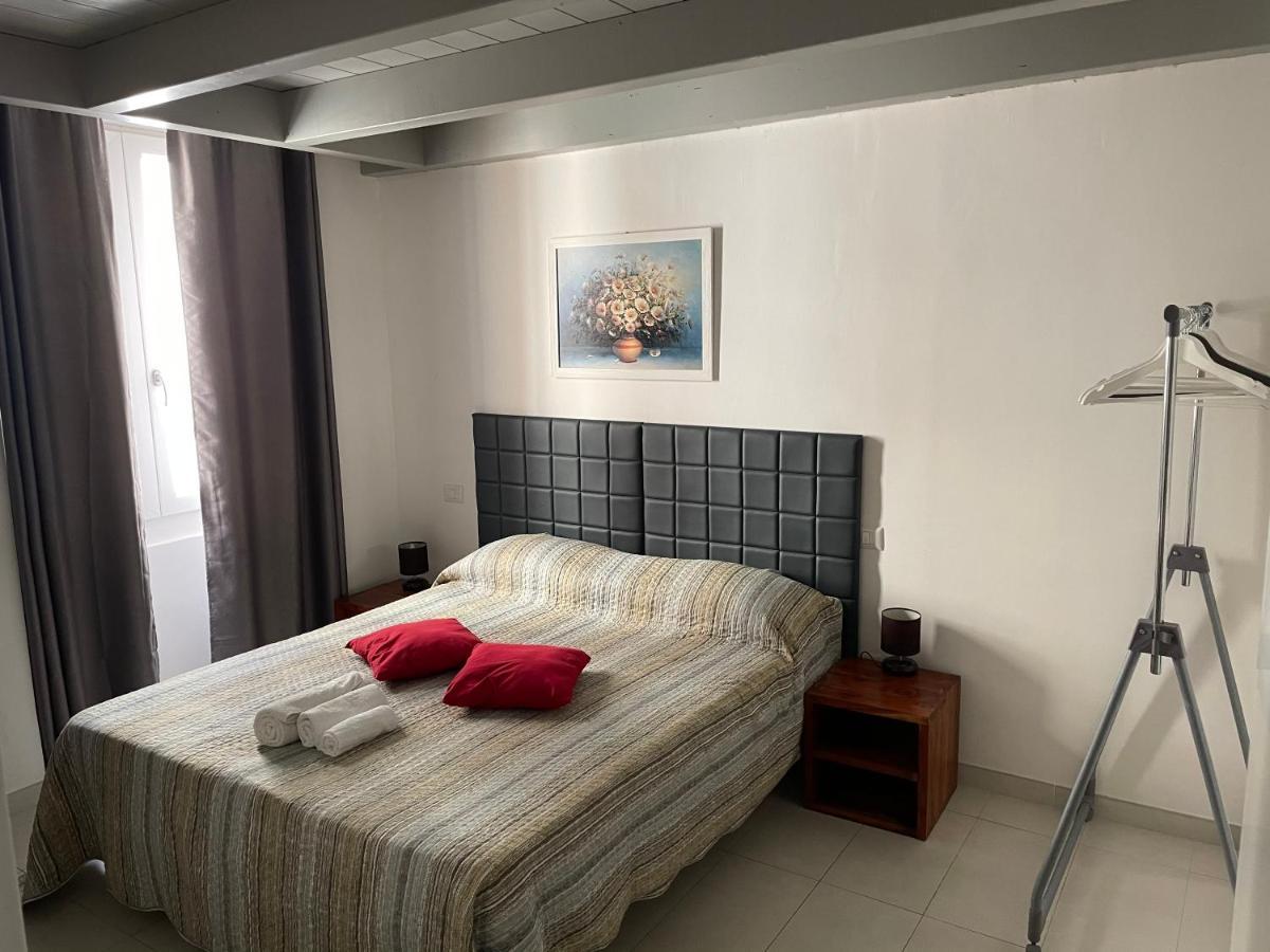 Saturno House Cagliari Center Hotel Buitenkant foto