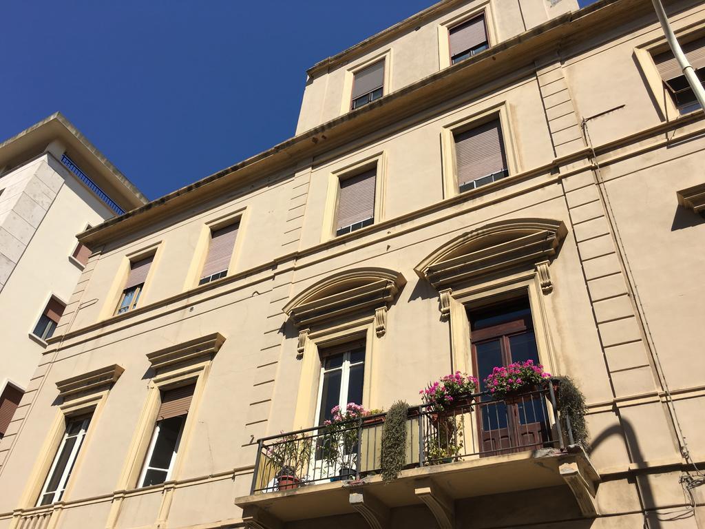 Saturno House Cagliari Center Hotel Buitenkant foto